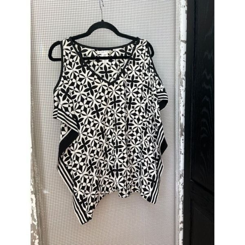 trina turk black/white geometric‎ pattern blouse size medium 100% silk